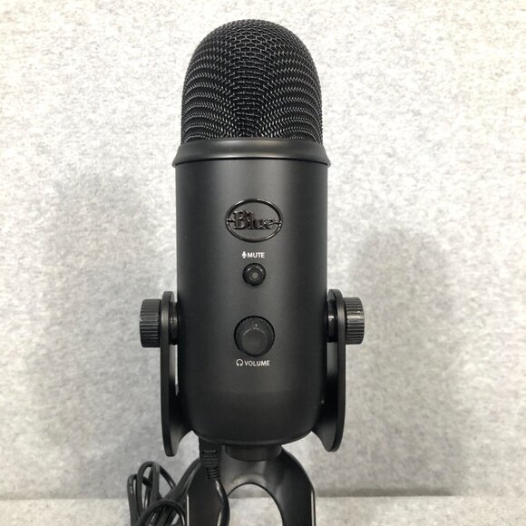 Blue YETI USB microphone with audio screen to prevent popping sounds included! - Picture 3 of 6